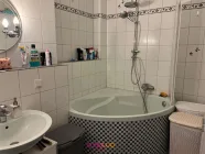 Badezimmer mit innenliegender Eckwanne und WM-Anschluss