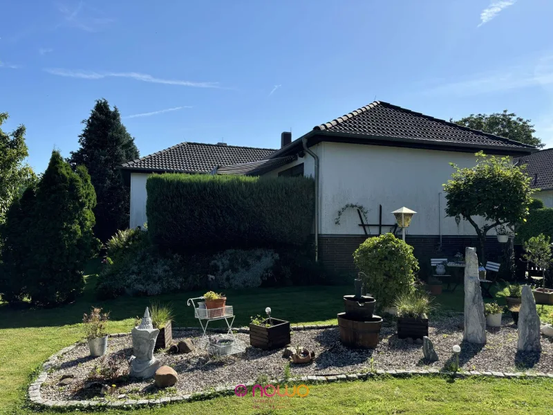 Der traumhafte Außenanblick des Bungalows - Haus kaufen in Lengede - Bungalow mit GROßEM Garten - worauf wollen Sie warten?