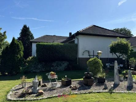 Der traumhafte Außenanblick des Bungalows - Haus kaufen in Lengede - Bungalow mit GROßEM Garten - worauf wollen Sie warten?