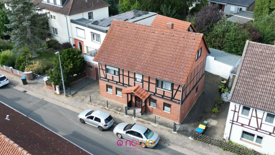 Drohnenaufnahme vorne - Haus kaufen in Wolfenbüttel - Sanierungsperle in Salzdahlum: Entdecken Sie die Möglichkeiten!!