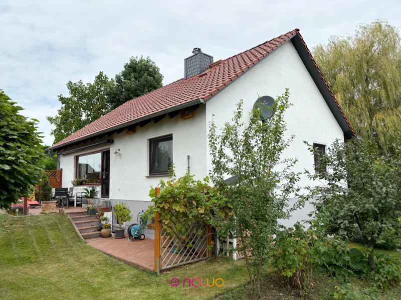 Welcome! Gartenansicht auf das Haus und die Terrasse - Haus kaufen in Calberlah - Wohnen auf drei Ebenen möglich: Einfamilienhaus mit Potenzial