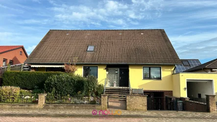 Hausansicht vorn - Haus kaufen in Wolfenbüttel - Großzügiges Ein- bis Zweifamilienhaus mit Garten und Wohnreserve!