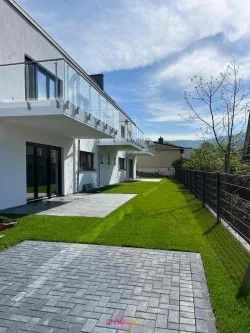 Gartenansicht - Wohnung kaufen in Bad Harzburg - Bad Harzburg: Traumhaft sonnige 2-Zimmer-Wohnung mit Terrasse und Garten. Erstbezug.