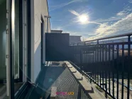 ..auf den Balkon, wo die Sonne genossen werden kann