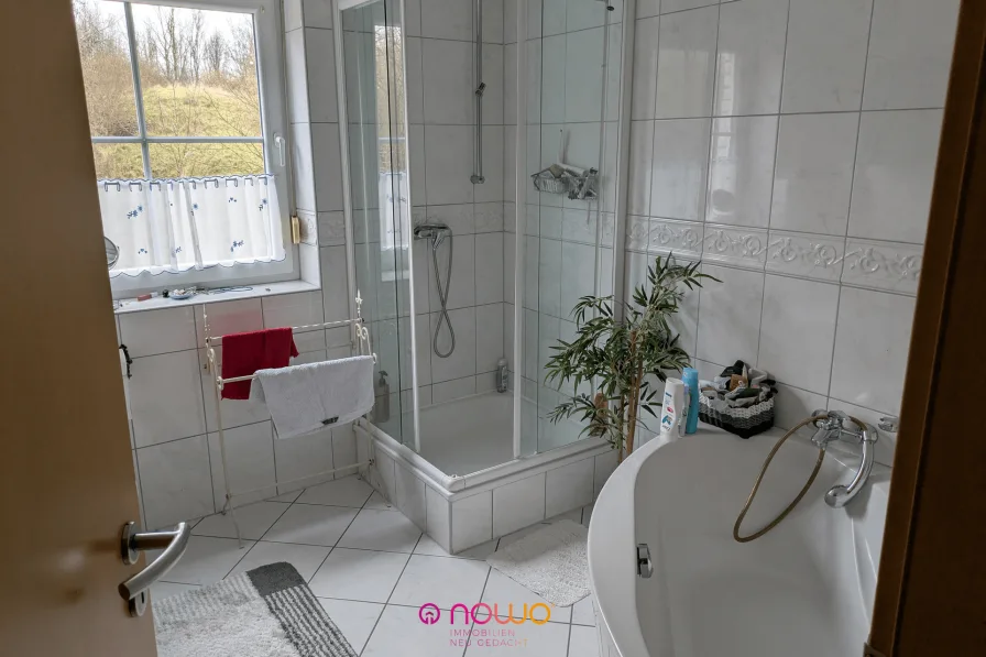 Helles Badezimmer mit Dusche und Badewanne