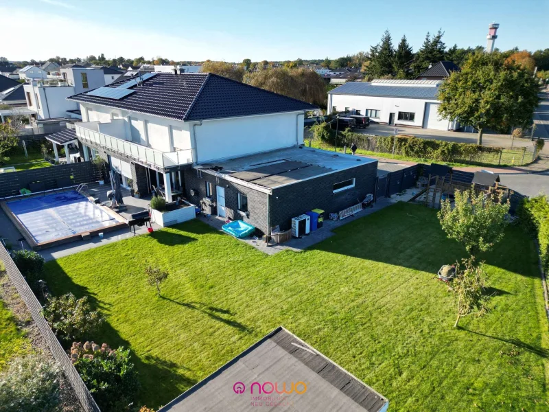 Aus der Vogelperspektive: der Blick auf Ihr neues Zuhause - Haus kaufen in Velpke - Mit Kamin, Terrasse, Pool und Garten - erfüllen Sie Ihren Wohntraum!