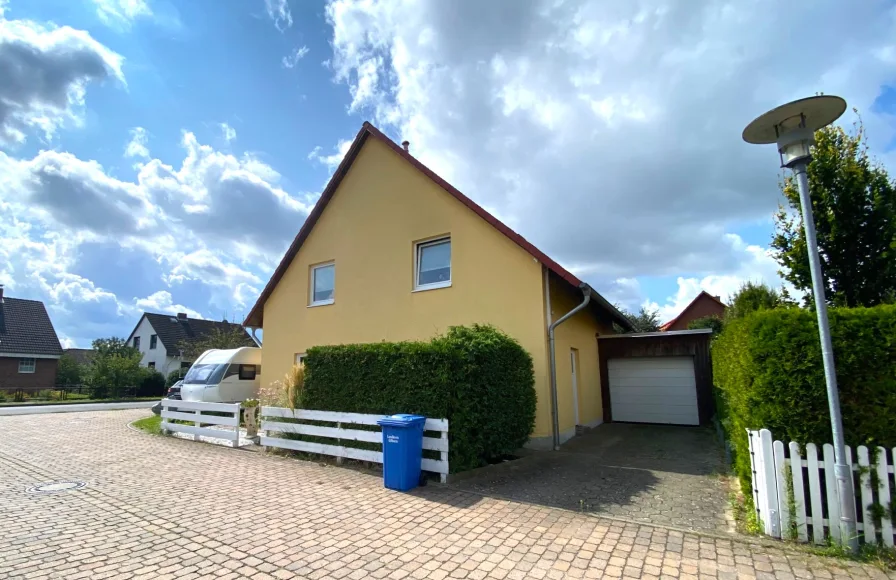 Strassenansicht Garage