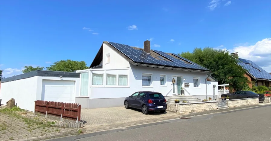 Strassenansicht - Haus kaufen in Lehre Beienrode - Modernisiertes 1-2-Familienhaus in idylischer Lage mit weiteren Baugrundstück!