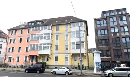 Titel - Zinshaus/Renditeobjekt kaufen in Braunschweig - Renovierungsbedürftige 3-Zimmer-Wohnung mit Wintergarten – individuell gestaltbar!