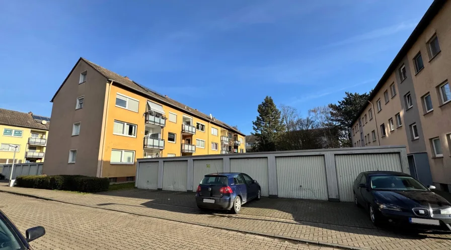 Titel - Wohnung kaufen in Wolfenbüttel - 4-Zimmer-Erdgeschosswohnung mit Balkon und Garage – renovierungsbedürftig!