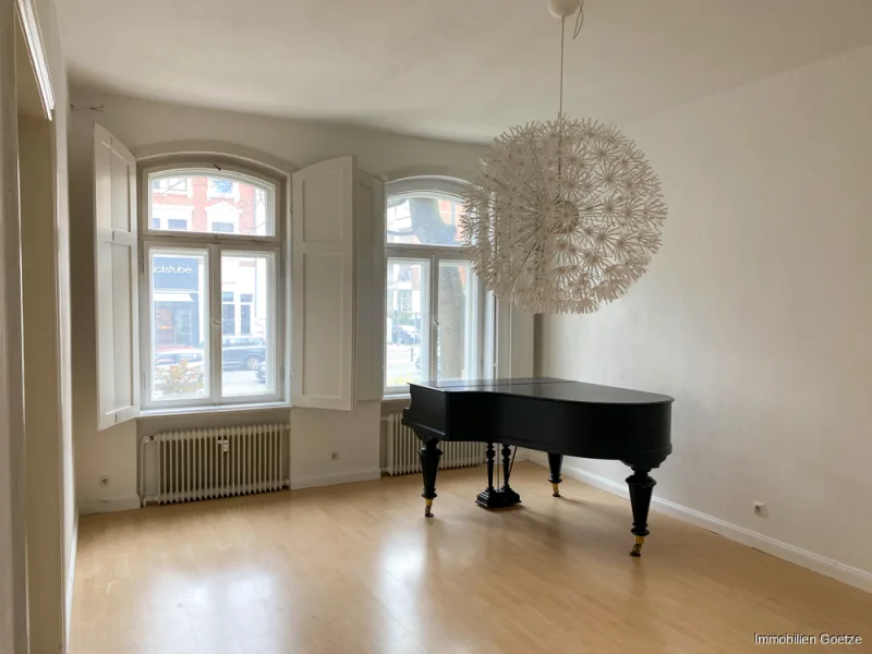 Wohnzimmer - Wohnung kaufen in Braunschweig - Großzügige 4 Zimmerwohnung mit Kamin im östlichen Ringgebiet.