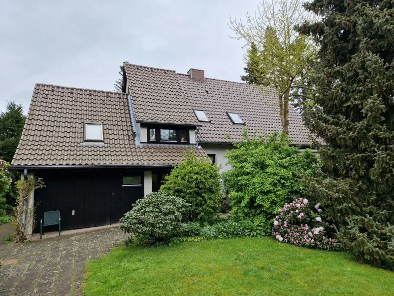 Hausansicht - Haus kaufen in Braunschweig - Einfamilienhaus mit Seeblick und versetzten Ebenen