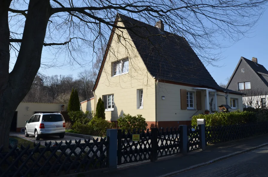 Aussenansicht - Haus kaufen in Braunschweig - freistehendes Einfamilienhaus in wunderschöner Lage in BS-Querum