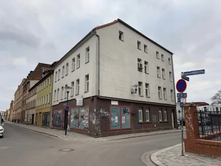 Außenansicht - Haus kaufen in Magdeburg / Buckau - Nur 5 Minuten bis zur Elbe! Investment mit Potenzial direkt neben dem Buckau Quartier Magdeburg