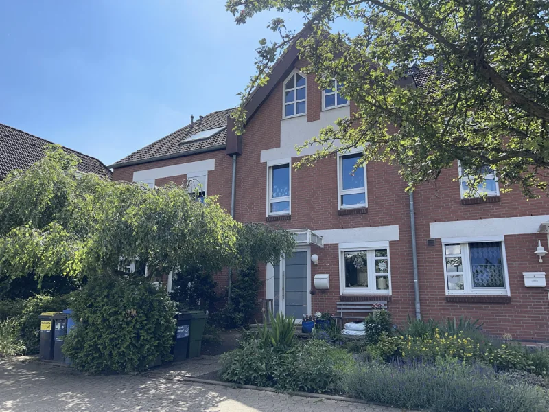 Außenansicht - Haus kaufen in Braunschweig - Reihenmittelhaus mit Garage in der Nähe des Ringgleises in Top Lage vom westlichen Ringgebiet!