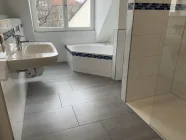 modernes Vollbad mit großer Dusche und Fenster