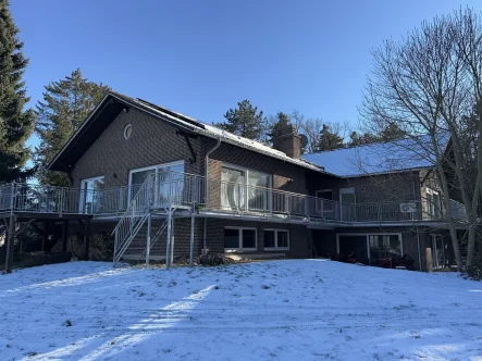 Außenansicht vom Garten - Haus kaufen in Vahlberg / Klein Vahlberg - Einfamilienhaus mit Potenzial auf herrlichem Hanggrundstück und toller Aussicht in Klein Vahlberg