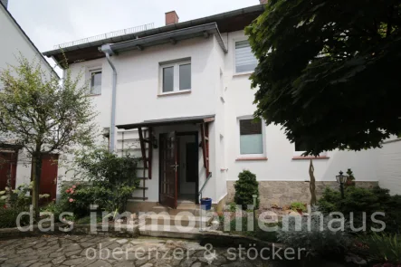 Ansicht - Haus kaufen in Königslutter am Elm - Großes Reihenendhaus mit Nebengebäude und großem Gartengrundstück in zentraler Lage