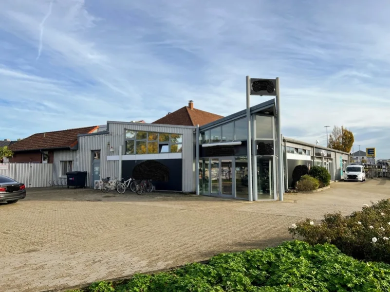 Aussenansicht-3 - Zinshaus/Renditeobjekt kaufen in Schwülper - Wohn- und Geschäftshaus mit langfristigen Mietverträgen im Dreieck Braunschweig/Gifhorn/Peine