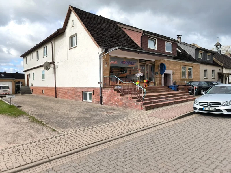 Vorderansicht Straße - Zinshaus/Renditeobjekt kaufen in Wesendorf - Wohn- und Geschäftshaus in Wesendorf