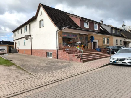 Vorderansicht Straße - Zinshaus/Renditeobjekt kaufen in Wesendorf - Faktor 11,65 NmE p.A. - Wohn- und Geschäftshaus in Wesendorf