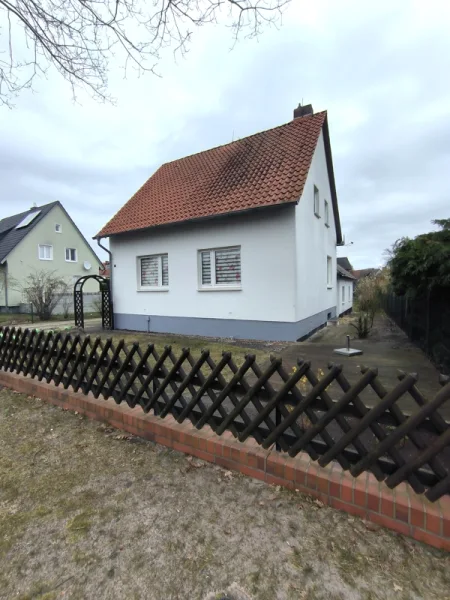 Seitenansicht  - Haus kaufen in Wesendorf - Einfamilienhaus  in zentraler Lage Wesendorfs