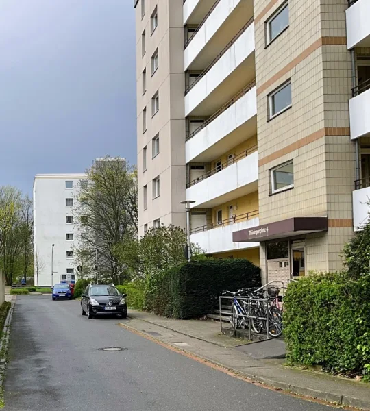 Straßenansicht - Wohnung kaufen in Braunschweig - 2-Zimmer-Eigentumswohnung mit Aufzug, Balkon und Garage im Süden von Braunschweig