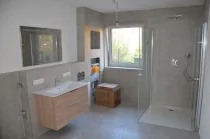 Großes, barrierefreies Badezimmer mit Dusche 