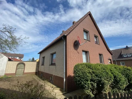 Südwestansicht - Haus kaufen in Remlingen - Modernisierungsbedürftiges Einfamilienhaus mit Vollkeller und großem Grundstück  in ruhiger Wohnlage