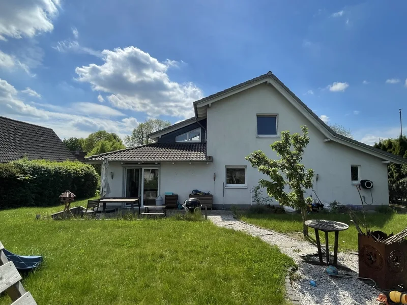 Rückansicht - Haus kaufen in Salzgitter - Modernisiertes und außergewöhliches Einfamilienhaus mit schönem Garten und 2 Garagen in Krähenriede
