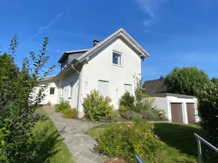 Vorderansicht  - Haus kaufen in Salzgitter - Modernisiertes und außergewöhnliches Einfamilienhaus mit schönem Garten und 2 Garagen in Krähenriede