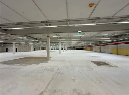 Innenraumeindrücke-1 - Halle/Lager/Produktion mieten in Braunschweig / Volkmarode - Beheizbare Gewerbehalle mit Einzelhandelsfläche (teilbar) und Büro in Braunschweig