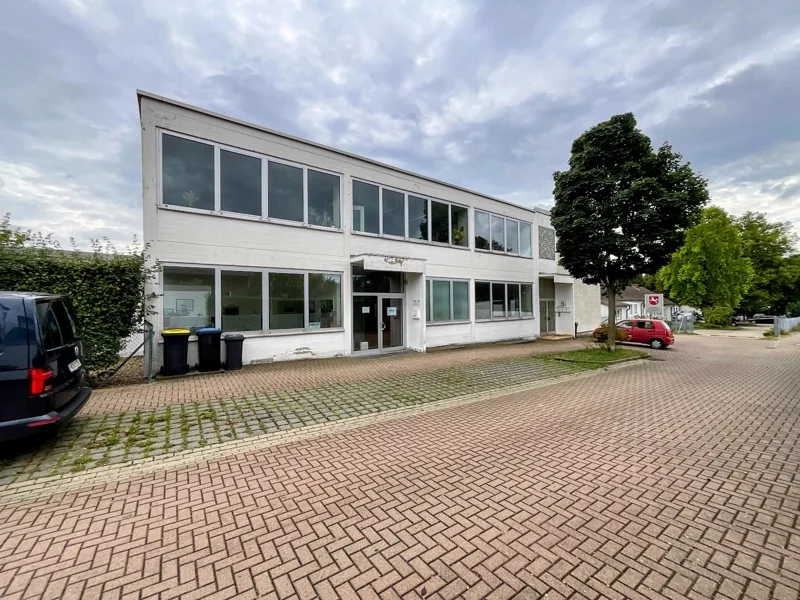 Frontansicht-1 - Halle/Lager/Produktion kaufen in Wolfenbüttel - Flexibel nutzbare Lagerhalle ( auch teilbar ) mit Büro- und Wohnhaus in Wolfenbüttel