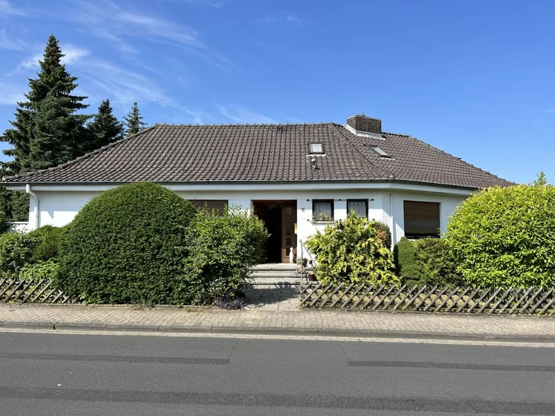 Straßenansicht - Haus kaufen in Wolfenbüttel - Einfamilienhaus in schöner, ruhiger und stadtnaher Lage von Wolfenbüttel