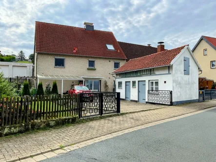 Straßenansicht-1 - Haus kaufen in Salzgitter - Zweifamilienhaus mit großer Garage in Salzgitter Ortsteil