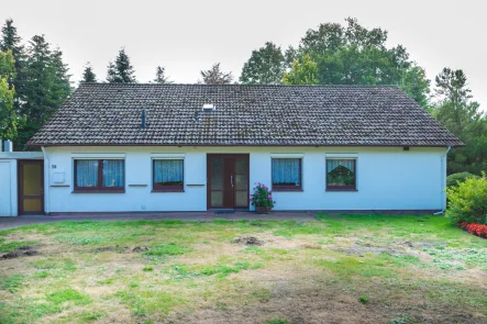 Titelbild - Haus kaufen in Westerstede - Einfamilienhaus mit über 2.000 m² Grundstück und Waldbestand in Westerstede/Ocholt zu verkaufen!