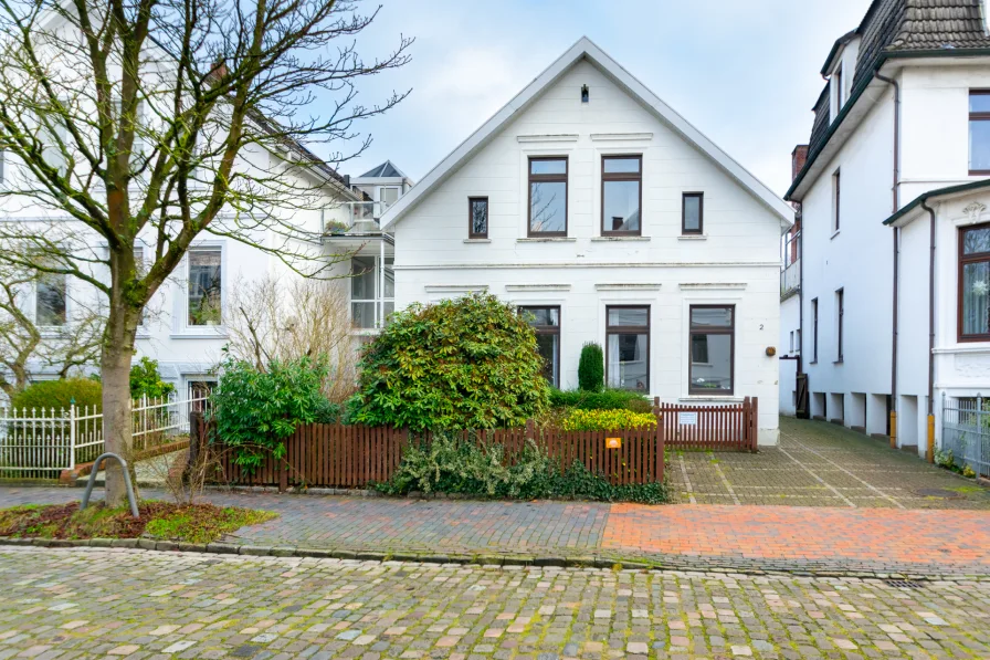 Titelbild - Haus kaufen in Oldenburg - Attraktive & denkmalgeschützte Oldenburger Hundehütte mit weitläufigem Grundstück in Bestlage!