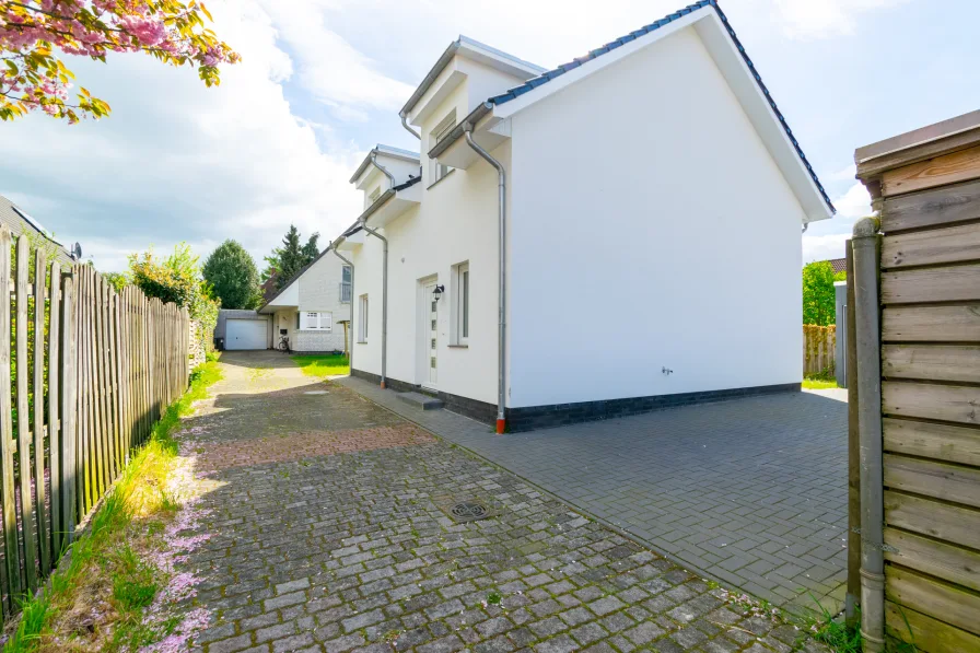 Titelbild - Haus kaufen in Oldenburg - Vermietetes (Neubau-) Einfamilienhaus in ruhiger, satdtnaher Lage und solider Rendite zu verkaufen!