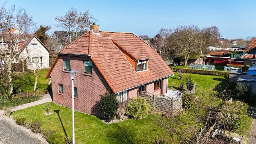 Hausansicht - Haus kaufen in Wangerooge - Inselliebe entdecken: Charmantes Einfamilienhaus auf Wangerooge mit großem Garten