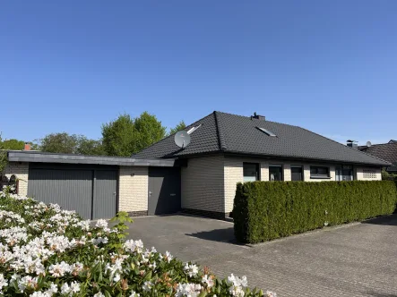 Hausansicht - Haus kaufen in Rastede - Modernisierter Bungalow mit Wohlfühlatmosphäre in Rastede!