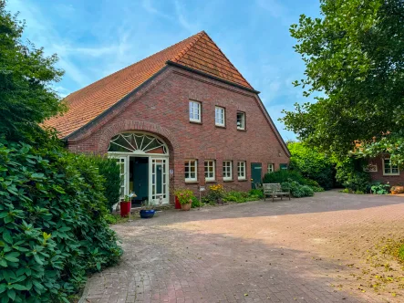 Titelbild - Haus kaufen in Edewecht - Alleinlage - Kernsanierter Resthof mit PV-Anlage separater Remise & 3 Hektar Grundstück zu verkaufen