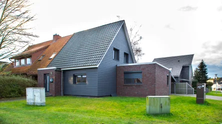 Hausansicht - Haus kaufen in Oldenburg / Kreyenbrück - Moderne Doppelhaushälfte mit Anbau in toller Lage von Kreyenbrück zu verkaufen!