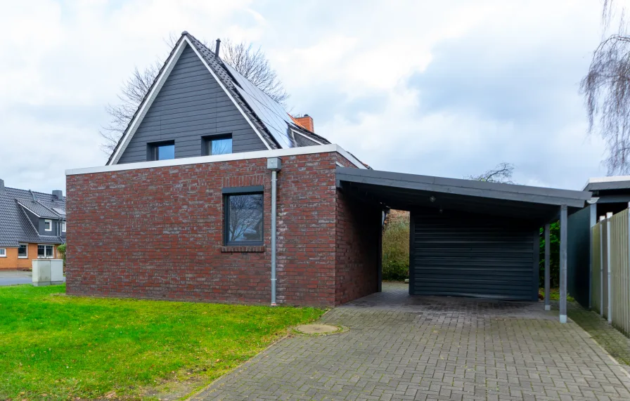 Seitenansicht mit Carport