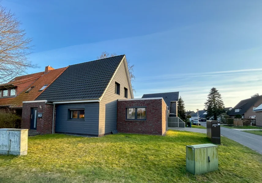 Hausansicht - Haus kaufen in Oldenburg / Kreyenbrück - Moderne Doppelhaushälfte mit Anbau in toller Lage von Kreyenbrück zu verkaufen!