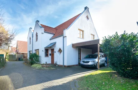 Hausansicht - Haus mieten in Wiefelstede - Familienfreundliches Wohnen in Metjendorf – Doppelhaushälfte mit Garten & Carport zur Miete