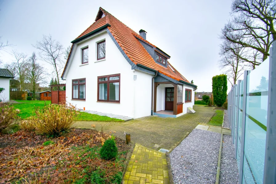 Hausansicht - Haus mieten in Jaderberg - Großes renoviertes Einfamilienhaus mit großem Garten und altem Baumbestand in Jaderberg zu vermieten!