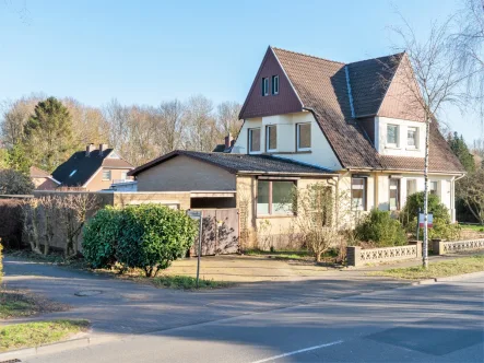 Straßenansicht - Haus kaufen in Oldenburg - Altbau-Doppelhaushälfte nebst ebenerdigem Anbau und angrenzenden Bauplatz