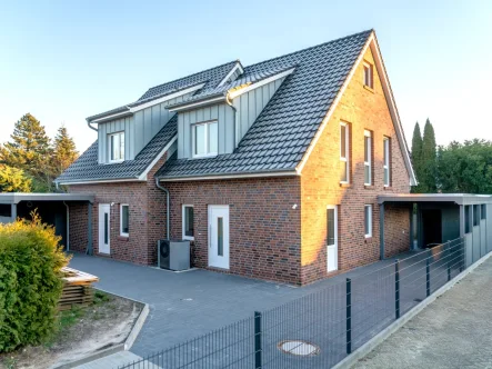 Außenansicht  - Haus kaufen in Bad Zwischenahn - Vermietete Doppelhaushälfte mit Carport am Oldenburger Stadtrand