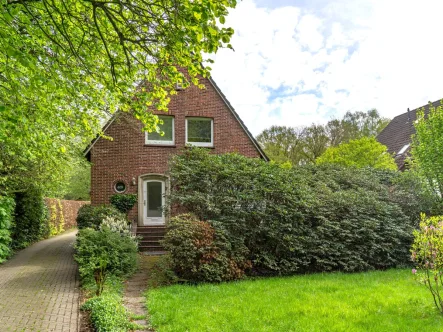 Straßenansicht - Haus kaufen in Oldenburg - Altbau-Einfamilienhaus mit Vollkeller und Südwestgarten
