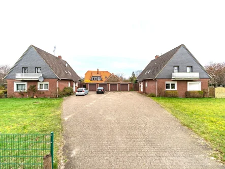 Straßenansicht - Haus kaufen in Hatten - Zwei vermietete Zweifamilienhäuserauf einem großen Grundstück
